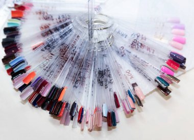 Manikür için çeşitli örnekler. Manikür için Lehçe renk. Çivi tasarımı. Yaz renklerinin örneklerini çiviler. Manikür için çeşitli tırnak tasarımları. Çevirmeli çivi örnekleri.  