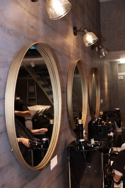 Wnętrze Fryzjera Kobieta Siedzi Fryzjera Mężczyzna Obcina Jej Włosy Nowoczesne — Zdjęcie stockowe