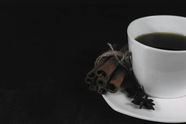 Часть Белой Чашки Кофе Блюдцем Анисовой Звездой Корицей Кучу Темном — стоковое фото