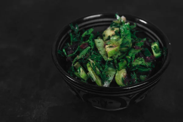 Bol Avec Salade Légumes Biologiques Herbes Sur Fond Texturé Foncé — Photo