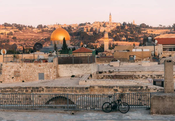 수훈에서 예루살렘의 위에는 도시가 보이고 앞쪽에는 격자와 자전거가 예루살렘을 지나는 — 스톡 사진