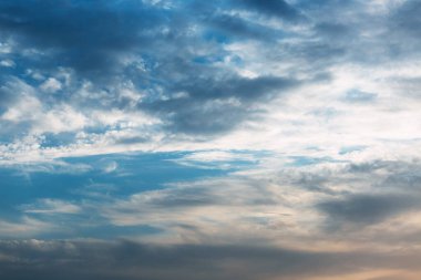 Bulutlu güzel mavi gökyüzü. Gökyüzü bulutları. Güzel mavi gökyüzünde tüylü beyaz bulut oluşumu. Yağmurdan önce gökyüzü. Kuş bakışı. Güzel duvar kağıdı. Yaz günü. 