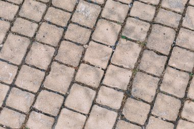 Yuvarlak kenarlı taş levhalar. Soyut arkaplan. Kare şeklinde gri asfalt levhalar. Döşeme döşemeleri arka plan. Kalıplı açık kahverengi taş kaldırımın ayrıntıları. Desen dairesi