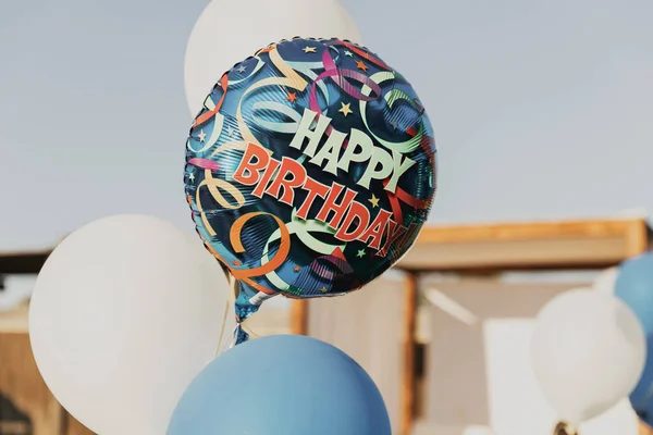现代五彩缤纷的生日宴会气球 带着题词 彩带和星星的气球 生日惊喜 文字空间 复制空间 五彩缤纷的气球在露天派对上飘扬 — 图库照片