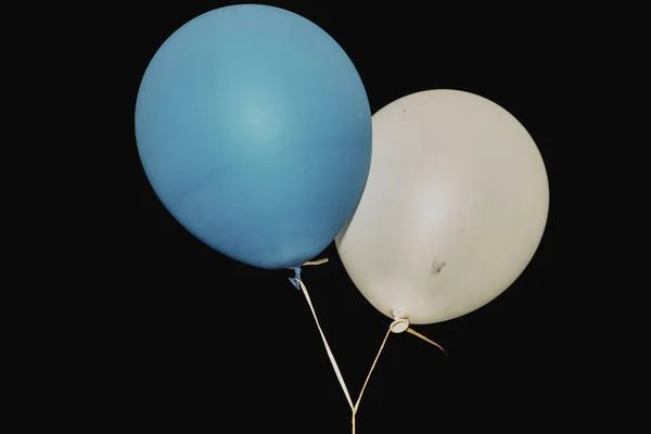 两个圆形气球 白色和蓝色 背景为夜空 背景为白色缎带 户外生日派对 复制空间 简约主义五彩斑斓的气球 — 图库照片