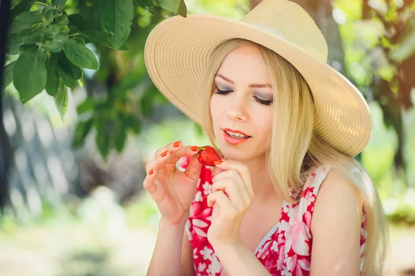 Jovem Loira Comendo Morangos Jardim Verão Dia Ensolarado Verão Quente — Fotografia de Stock