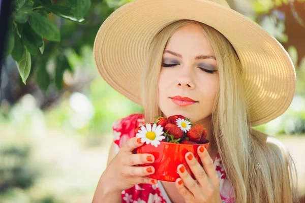 Joven Mujer Rubia Tierna Con Fresas Tazón Jardín Verde Día — Foto de Stock