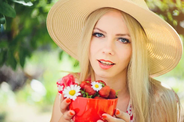 Joven Mujer Rubia Tierna Con Fresas Tazón Jardín Verde Día — Foto de Stock