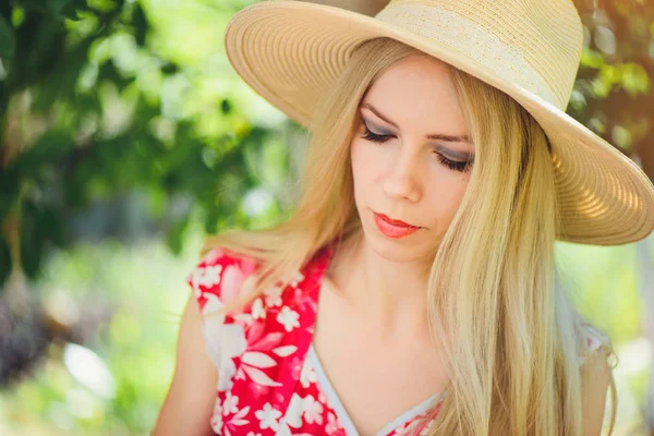 Joven Mujer Rubia Tierna Con Fresas Tazón Jardín Verde Día — Foto de Stock