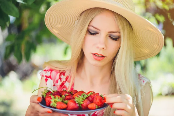 화창한 날에에서는 그릇에 딸기와 부드러운 따뜻한 이미지 라이프 스타일의 — 스톡 사진