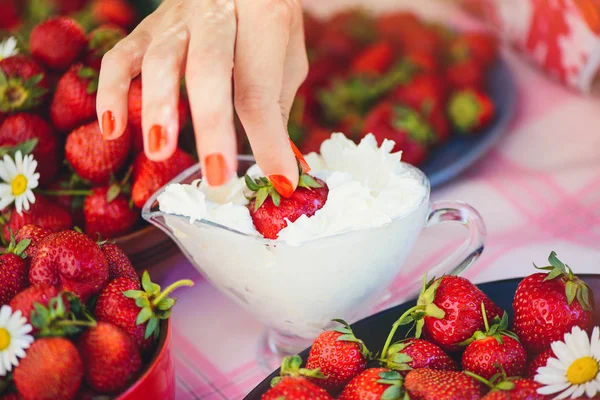 Una Fragola Fresca Con Crema Una Boccia Tavolo Giardino Estivo — Foto Stock