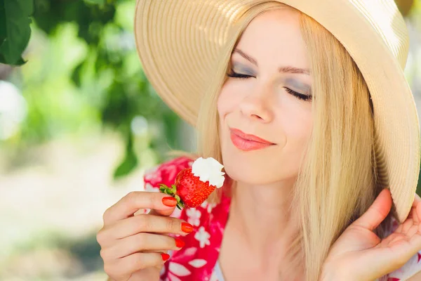 Jovem Loira Comendo Morangos Com Creme Feliz Jardim Dia Ensolarado — Fotografia de Stock