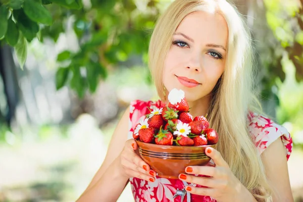 화창한 날에에서는 그릇에 딸기와 부드러운 따뜻한 이미지 라이프 스타일의 — 스톡 사진