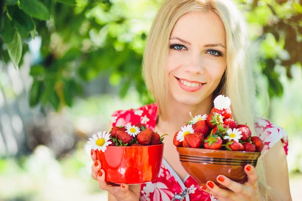 Junge Zarte Blonde Frau Mit Erdbeeren Der Schüssel Grünen Garten — Stockfoto