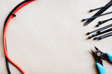 Araçları ve bileşenleri için elektrik tesisatı, elektrik kablo bağları ve kerpeten. Metin için yer.