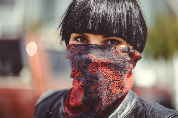 Frau Bedeckt Ihr Gesicht Mit Taschentuch Meinungsfreiheit Und Tradition — Stockfoto