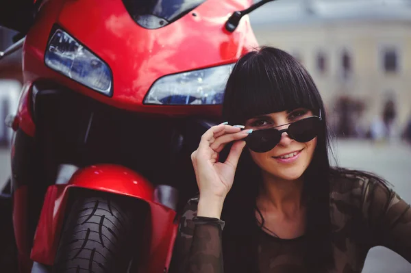 Mulher Feliz Motociclista Sentado Perto Moto Feliz Close Morena Com — Fotografia de Stock