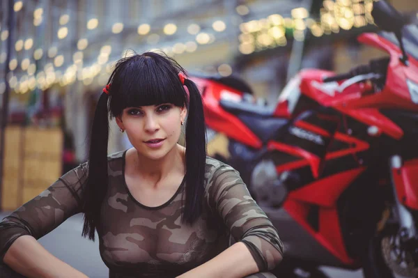 Biker Wanita Bahagia Duduk Dekat Sepeda Motor Dan Bahagia Close — Stok Foto