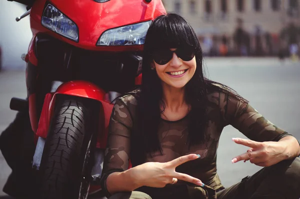 Szczęśliwa Kobieta Biker Siedzi Pobliżu Motocykl Szczęśliwy Szczegół Brunetka Czerwony — Zdjęcie stockowe
