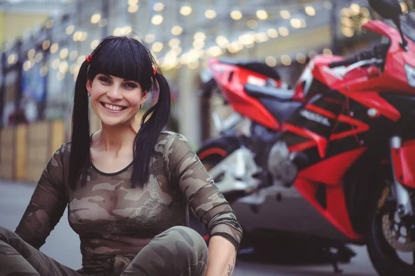 Mujer Feliz Motociclista Sentado Cerca Motocicleta Feliz Primer Plano Morena — Foto de Stock