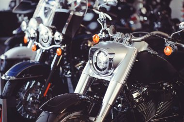Satıcı üzerinden yeni motosiklet satışı. motosiklet bir satır ışıltı standı.