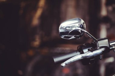 Motosiklet dikiz aynası, yolda, karanlık bir arka plan üzerinde trafik güvenliği.