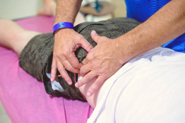 Therapeutische Rückenmassage Drainage Training Und Praxis Hände Bei Rückenmassage — Stockfoto