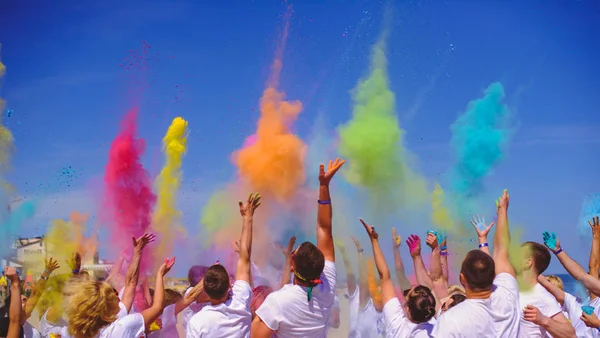 Pessoas Brilhantes Celebram Férias Holi Grupo Pessoas Jogar Tinta Céu — Fotografia de Stock