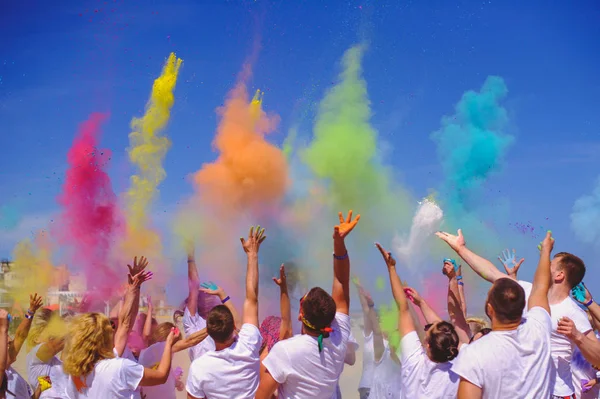 Pessoas Brilhantes Celebram Férias Holi Grupo Pessoas Jogar Tinta Céu — Fotografia de Stock