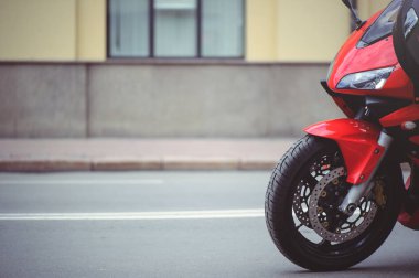 Kırmızı spor motosiklet şehrin metin için yer.