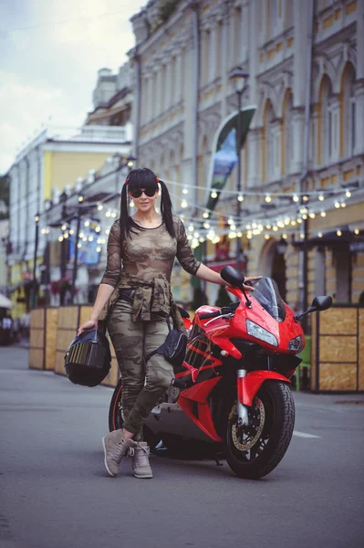 Glückliche Radfahrerin Neben Motorrad Und Glückliche Brünette Nahaufnahme Mit Rotem — Stockfoto