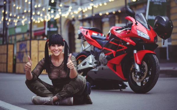 Щаслива Жінка Байкер Сидить Біля Мотоцикла Щаслива Крупним Планом Брюнетка — стокове фото