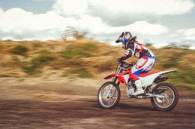 enduro motocross hareket, kadına arzu zafer için hız dinamikleri.