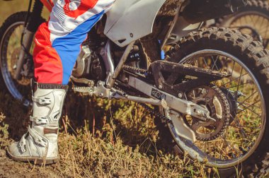 enduro motocross hareket, kadına arzu zafer için hız dinamikleri.