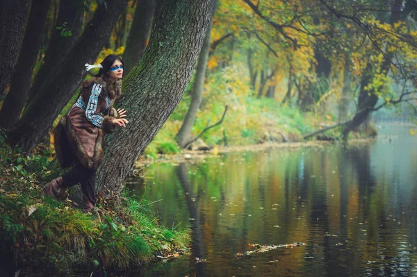 美洲印第安人的民族服装在童话森林 — 图库照片