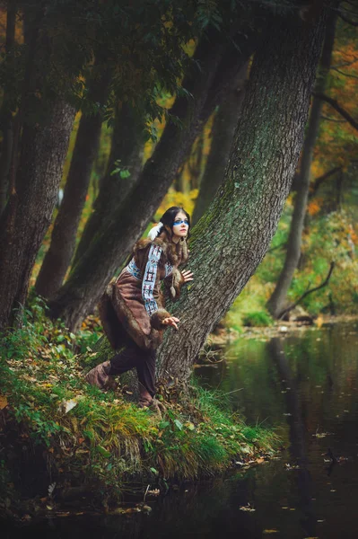 美丽的美国年轻的印度妇女在民族服装在童话森林 — 图库照片