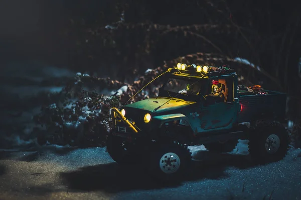 Радиоуправляемая Машина Снегу Ночью Свет Светит Рождественский Подарок — стоковое фото