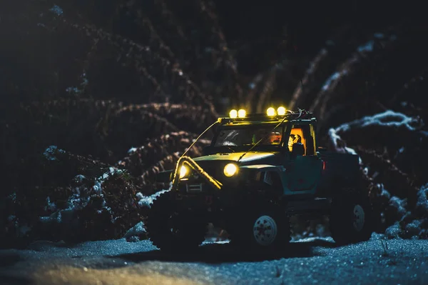 Kumandalı Araba Kar Gece Işıklar Aydınlatır Noel Hediyesi Araba — Stok fotoğraf