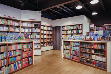 Kiev, Ukrayna - Aralık, 2018: Libri Kitabevi, kitap perakendeciler Ukrayna'da Satılık ünlü uluslararası kitaplar. -görüntü