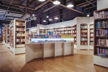 Kiev, Ukrayna - Aralık, 2018: Libri Kitabevi, kitap perakendeciler Ukrayna'da Satılık ünlü uluslararası kitaplar. -görüntü