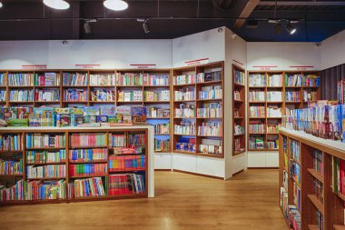 Kiev, Ukrayna - Aralık, 2018: Libri Kitabevi, kitap perakendeciler Ukrayna'da Satılık ünlü uluslararası kitaplar. -görüntü