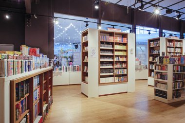 Kiev, Ukrayna - Aralık, 2018: Libri Kitabevi, kitap perakendeciler Ukrayna'da Satılık ünlü uluslararası kitaplar. -görüntü