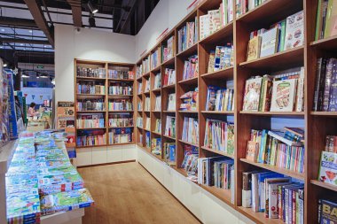 Kiev, Ukrayna - Aralık, 2018: Kitabevi, kitap perakendeciler Ukrayna'da Satılık ünlü uluslararası kitaplar. -görüntü