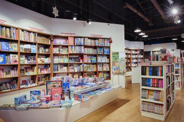 Kiev, Ukrayna - Aralık, 2018: Kitabevi, kitap perakendeciler Ukrayna'da Satılık ünlü uluslararası kitaplar. -görüntü