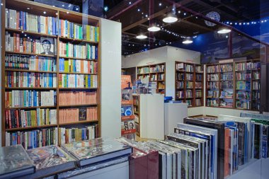 Kiev, Ukrayna - Aralık, 2018: Libri Kitabevi, kitap perakendeciler Ukrayna'da Satılık ünlü uluslararası kitaplar. -görüntü