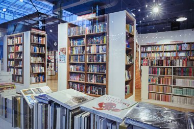 Kiev, Ukrayna - Aralık, 2018: Libri Kitabevi, kitap perakendeciler Ukrayna'da Satılık ünlü uluslararası kitaplar. -görüntü