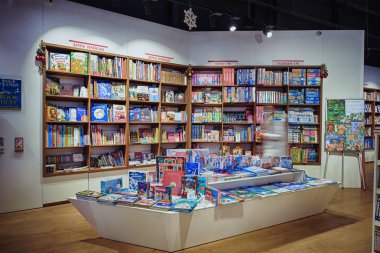 Kiev, Ukrayna - Aralık, 2018: Libri Kitabevi, kitap perakendeciler Ukrayna'da Satılık ünlü uluslararası kitaplar. -görüntü