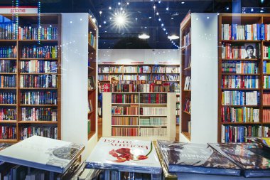 Kiev, Ukrayna - Aralık, 2018: Libri Kitabevi, kitap perakendeciler Ukrayna'da Satılık ünlü uluslararası kitaplar. -görüntü