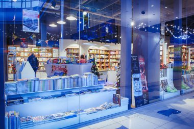 Kiev, Ukrayna - Aralık, 2018: Libri Kitabevi, kitap perakendeciler Ukrayna'da Satılık ünlü uluslararası kitaplar. -görüntü
