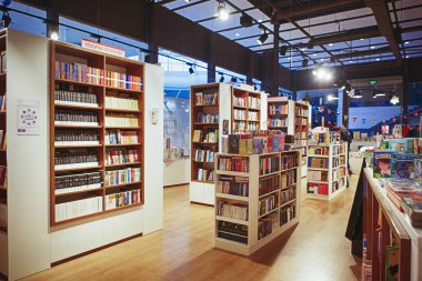Kiev, Ukrayna - Aralık, 2018: Libri Kitabevi, kitap perakendeciler Ukrayna'da Satılık ünlü uluslararası kitaplar. -görüntü